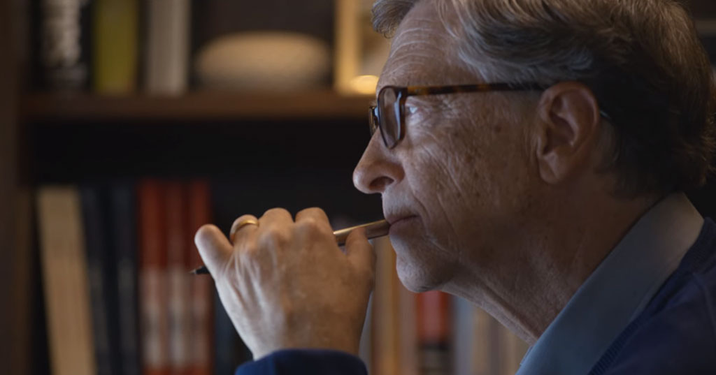 bill gates concentrado