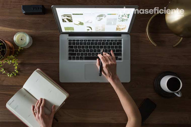 estudiando en laptop